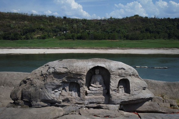Mực nước sông Dương Tử xuống thấp, phát lộ 3 tượng Phật 600 năm tuổi